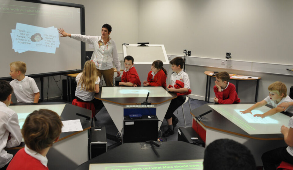 SynergyNet-pultene kan kobles sammen, og til klassens digitale Smartboard-tavle. Læreren kan følge med på pultene, sende oppgaver til dem og flytte svar mellom pultene og til tavla. (Foto: University of Durham)
