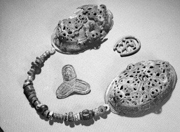 Det er tydelig forskjell på tradisjonelle vikingsmykker, som dette, og de importerte gjenstandene. (Foto: Ove Holst/Kulturhistorisk museum) Det er tydelig forskjell på tradisjonelle vikingsmykker, som dette, og de importerte gjenstandene. (Foto: Ove Holst/Kulturhistorisk museum)