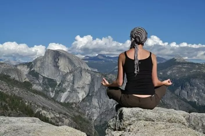 Meditasjon på toppen av et fjell. (Foto: kovaricekpavel/Scanpix)