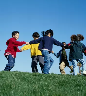 "Barn er kjent for å løpe rundt. Men vil også tykke barn gjøre det? Britiske forskere tviler. (Foto: Istockphoto)"