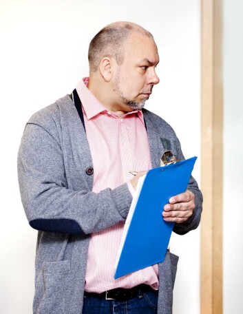 Forskar Kai Victor Hansen går frå bord til bord. Ikkje for å servere, men for å notere korleis gjestene ter seg. (Foto: Elisabeth Tønnessen) Forskar Kai Victor Hansen går frå bord til bord. Ikkje for å servere, men for å notere korleis gjestene ter seg. (Foto: Elisabeth Tønnessen)