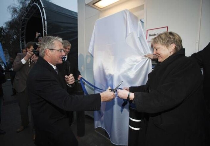 Fabian Stang og SINTEFs konsernsjef Unni Steinsmo innvier den nye hydrogenstasjonen. (Foto: SINTEF/Werner Juvik) Fabian Stang og SINTEFs konsernsjef Unni Steinsmo innvier den nye hydrogenstasjonen. (Foto: SINTEF/Werner Juvik)
