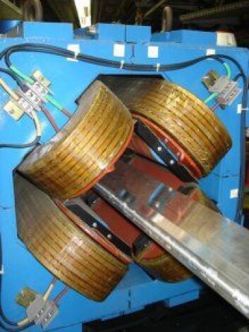"Bildet viser en kvadrupolmagnet (firekantet magnet). Disse brukes til å styre elektronene inn mot sentrum av banen, som sees i midten. (Foto: Espen Eggen)" "Bildet viser en kvadrupolmagnet (firekantet magnet). Disse brukes til å styre elektronene inn mot sentrum av banen, som sees i midten. (Foto: Espen Eggen)"