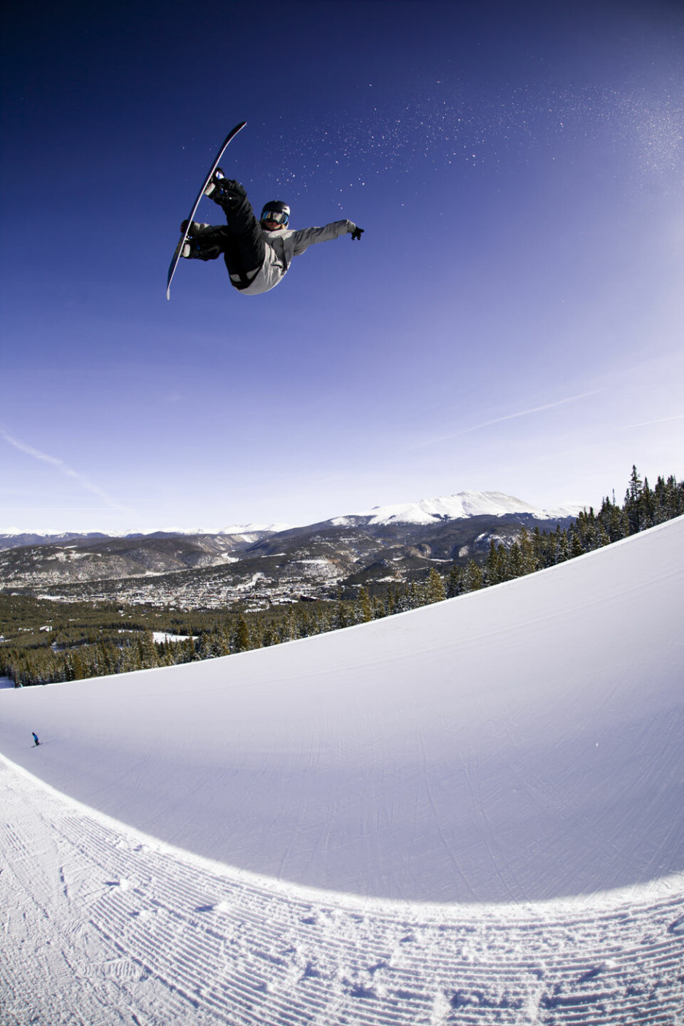 Fredrik Austbø flyr høyt. I Wyllerløypa, der snowboard-øvelsene planlegges arrangert, har det bare vært mulig å produsere snø fire dager i snitt i løpet av februar måned de siste ni årene. (Foto: Olav Stubberud, Snowboardforbundet)