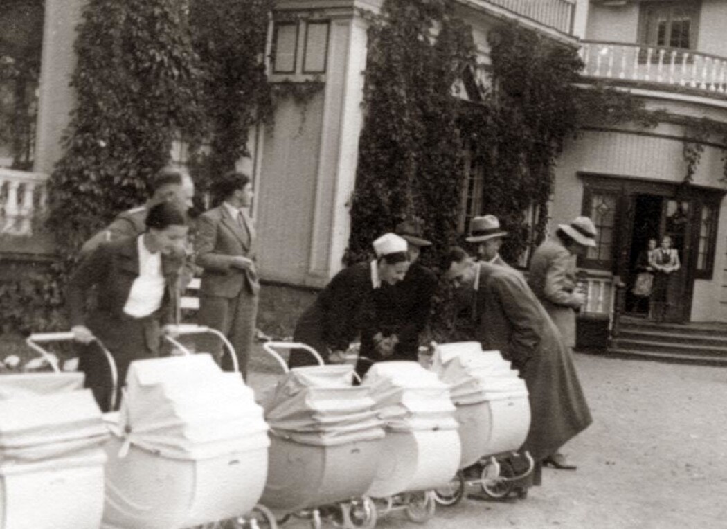 Det første Lebensbornhjemmet i Norge, Hurdal Verk, i september 1941, bare få uker etter åpningen. Dette var det første Lebensbornhjemmet som ble etablert utenfor Tyskland. Det første Lebensbornhjemmet i Norge, Hurdal Verk, i september 1941, bare få uker etter åpningen. Dette var det første Lebensbornhjemmet som ble etablert utenfor Tyskland.