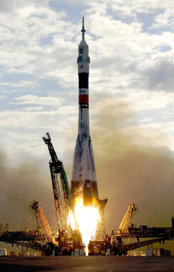 Et Sojuz-romskip skytes opp fra Baikhonur-basen i Kazakhstan 26. april 2003 med NASA-astronauten Edward T. Lu og den russiske kosmonauten Jurij Malentsjenko. (Foto: NASA) Et Sojuz-romskip skytes opp fra Baikhonur-basen i Kazakhstan 26. april 2003 med NASA-astronauten Edward T. Lu og den russiske kosmonauten Jurij Malentsjenko. (Foto: NASA)