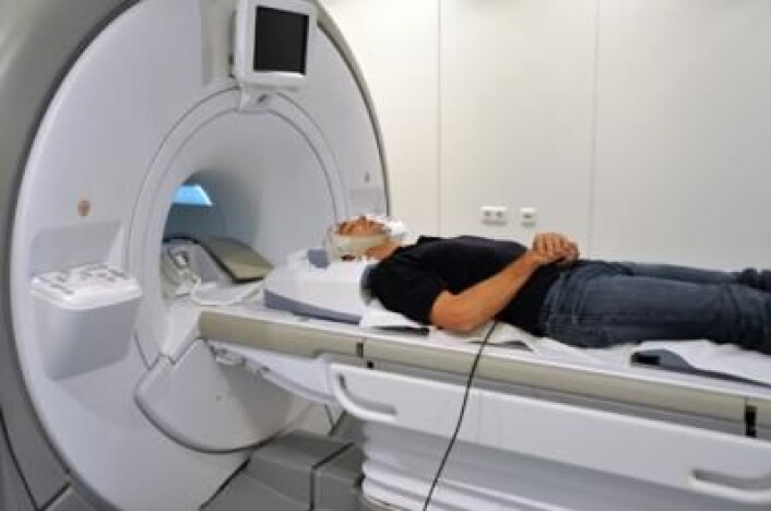 En person på vei inn i en fMRI-maskin. fMRI står for "functional magnetic resonance imaging", eller funksjonell magnetresonanstomografi på norsk. fMRI baserer seg på at oksygenert og ikke-oksygenert hemoglobin, som finnes i røde blodlegemer, gir ulikt signal på et MR-bilde. (Illustrasjonsfoto: MPI of Psychiatry) En person på vei inn i en fMRI-maskin. fMRI står for "functional magnetic resonance imaging", eller funksjonell magnetresonanstomografi på norsk. fMRI baserer seg på at oksygenert og ikke-oksygenert hemoglobin, som finnes i røde blodlegemer, gir ulikt signal på et MR-bilde. (Illustrasjonsfoto: MPI of Psychiatry)