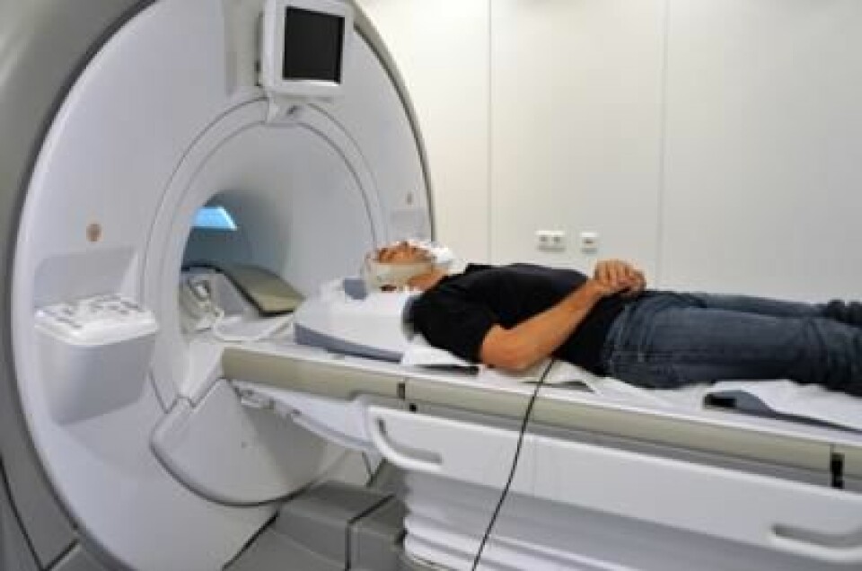 En person på vei inn i en fMRI-maskin. fMRI står for 'functional magnetic resonance imaging', eller funksjonell magnetresonanstomografi på norsk. fMRI baserer seg på at oksygenert og ikke-oksygenert hemoglobin, som finnes i røde blodlegemer, gir ulikt signal på et MR-bilde. (Illustrasjonsfoto: MPI of Psychiatry)