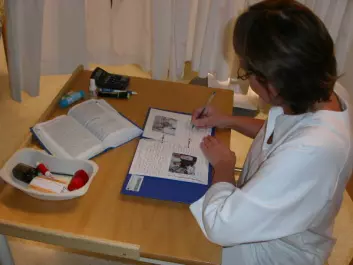 En sykepleier på intensivavdeling er i ferd med å skrive dagbok for sin pasient. Den får pasienten når han eller hun skrives ut fra avdelinge. (Foto: Sissel Lisa Storli)