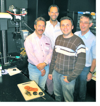 "Mike Theodorou (t.v), Jens Petter Wold (Matforsk), Michael Lee og Alan Gay fra IGER (Institute of Grassland & Environmental Research, Aberystwyth, Wales) i mørkerommet på Matforsk. Foto: Marit Haugdahl." "Mike Theodorou (t.v), Jens Petter Wold (Matforsk), Michael Lee og Alan Gay fra IGER (Institute of Grassland & Environmental Research, Aberystwyth, Wales) i mørkerommet på Matforsk. Foto: Marit Haugdahl."