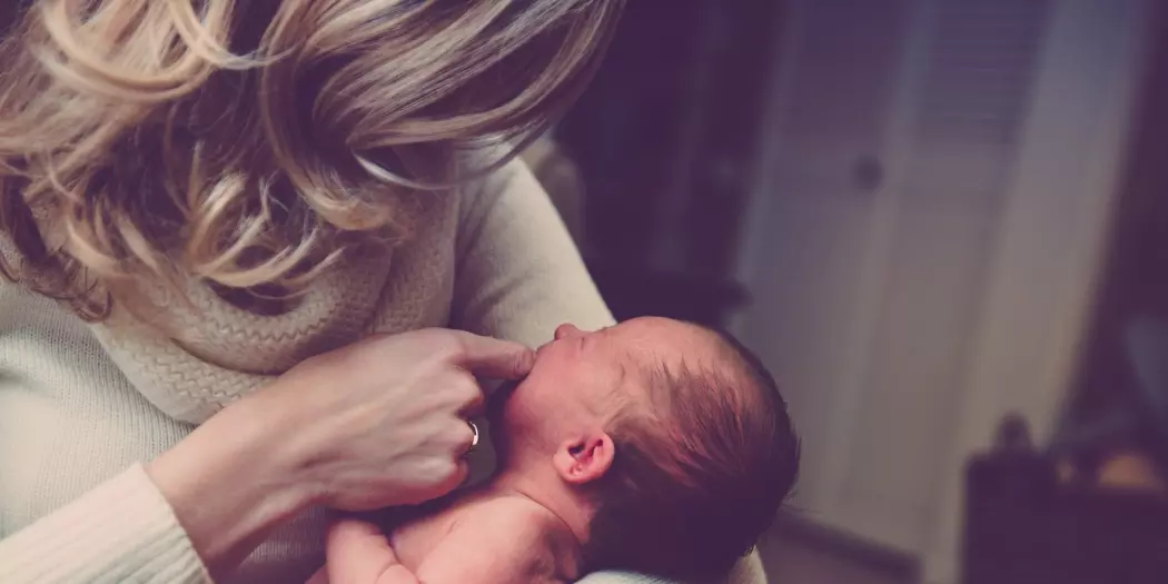 «Familie for første gang» er et hjemmebesøksprogram som blir prøvd ut i Norge fra våren 2016 frem til midten av 2021. Spesialopplærte sykepleiere besøker sårbare førstegangsgravide kvinner fra graviditeten og helt til to år etter fødsel.