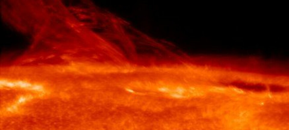 'Bildet viser solens overflate, og er tatt med det optiske solteleskopet ombord i Hinode. De lyseste punktene viser fotosfæren, mens de mørkere områdene er koronaen.'