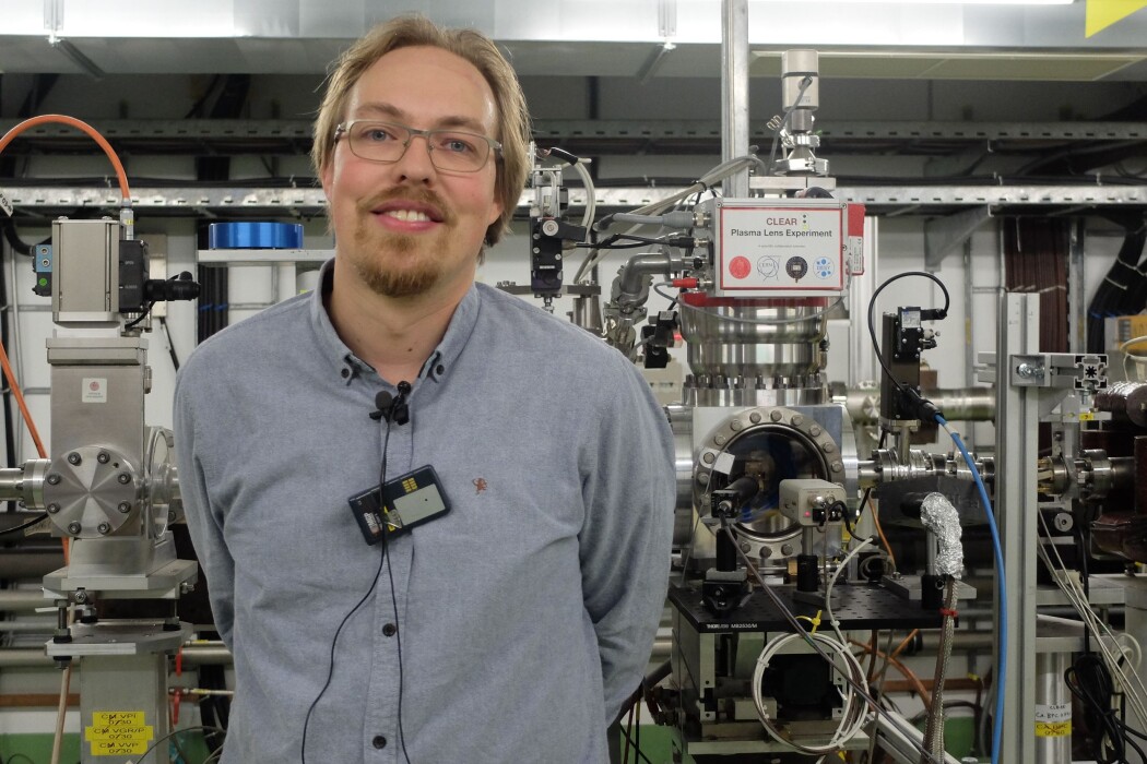Kyrre Ness Sjøbæk på Clear-laboratoriet på Cern. I bakgrunnen plasmalinsen som skal fokusere partikkelstrålen. Kyrre Ness Sjøbæk på Clear-laboratoriet på Cern. I bakgrunnen plasmalinsen som skal fokusere partikkelstrålen.