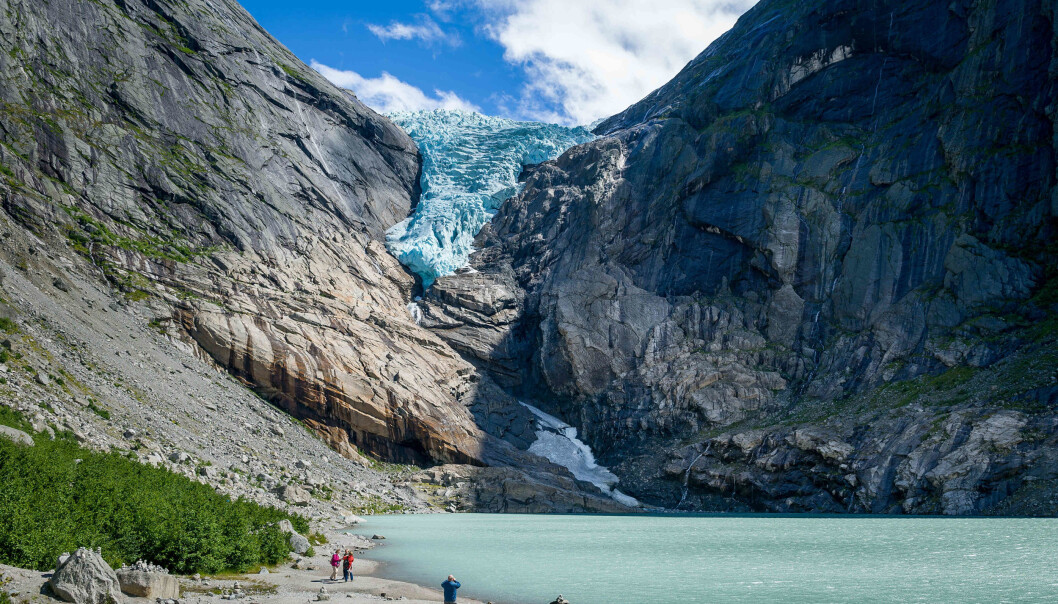 Turistar ved Briksdalsbreen, ein av dei meir kjende brearmane av Jostedalsbreen. Turistar ved Briksdalsbreen, ein av dei meir kjende brearmane av Jostedalsbreen.