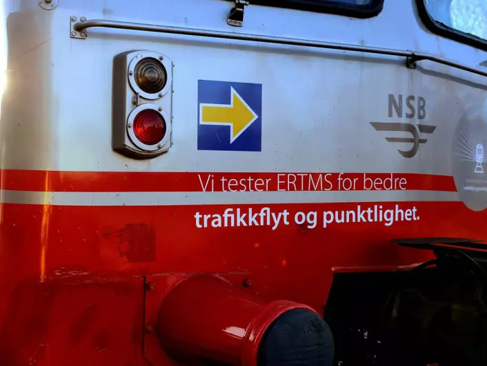 Her er en miniatyr av ERTMS-skiltet satt på fronten av et tog på Østre linje for å vise at det deltar i de tekniske forsøkene. (Foto: Jernbaneverket)