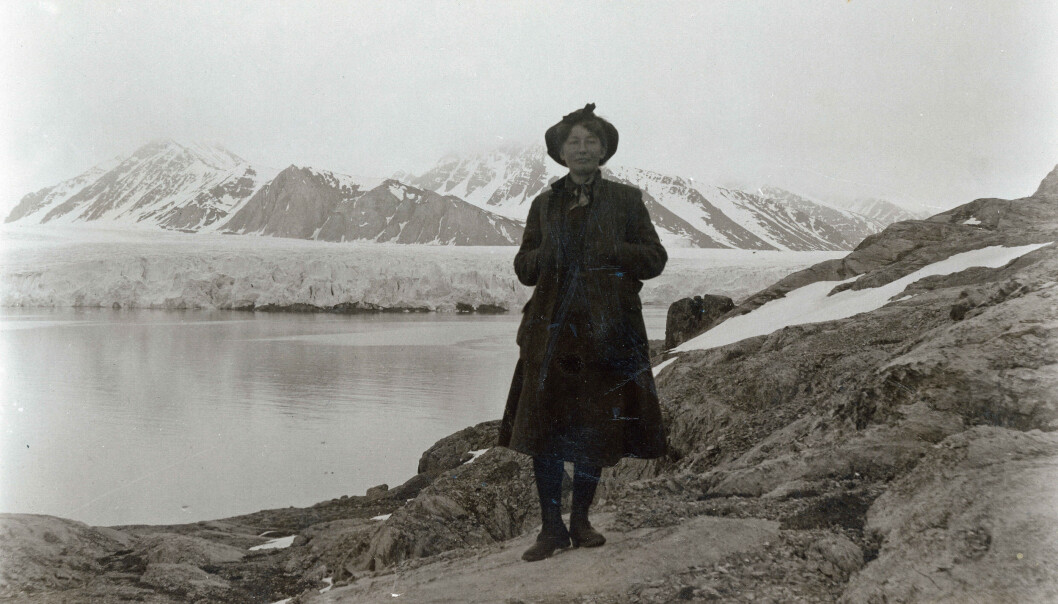 Forsker og naturverner Hanna Resvoll-Holmsen bidro til at den overbeskattede svalbardreinen ble fredet i 1925. Forsker og naturverner Hanna Resvoll-Holmsen bidro til at den overbeskattede svalbardreinen ble fredet i 1925.