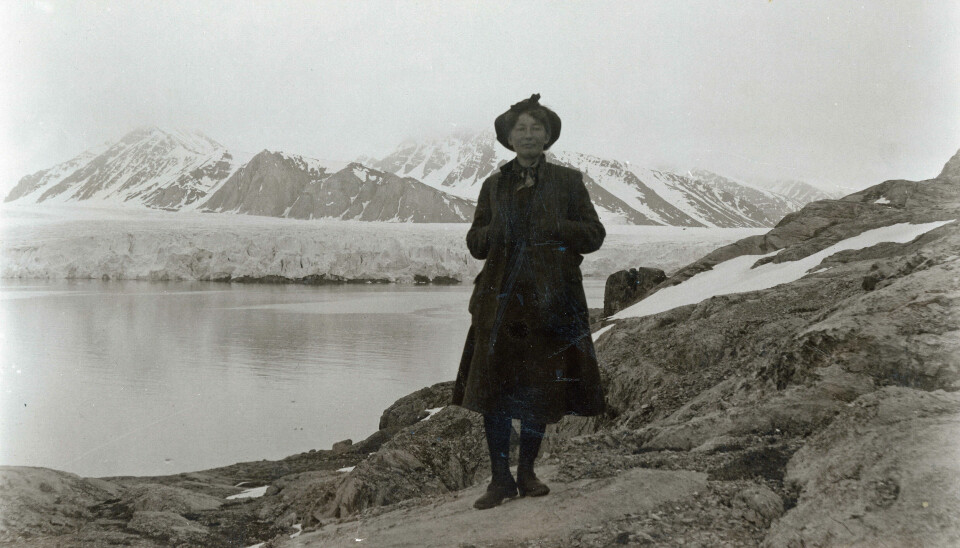 Forsker og naturverner Hanna Resvoll-Holmsen bidro til at den overbeskattede svalbardreinen ble fredet i 1925.
