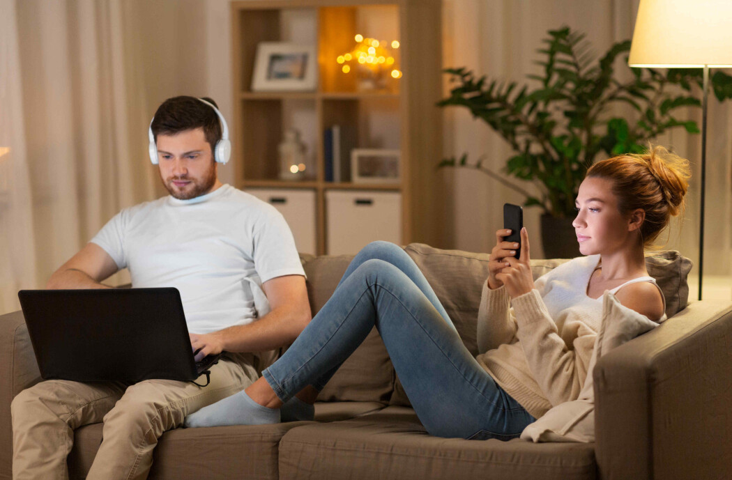 Forventninger om dype samtaler til langt på kveld brytes når mobiltelefon og digitale skjermer fanger all oppmerksomhet. Forventninger om dype samtaler til langt på kveld brytes når mobiltelefon og digitale skjermer fanger all oppmerksomhet.