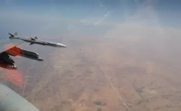 Norsk F-16 krysser den libyske kystlinjen vest for Misrata, på vei mot sørvest. Den norske militære innsatsen i Libya ble mange ganger større enn noe annet vi har vært med på siden 2. verdenskrig. (Foto: Forsvarets mediesenter/Morten Hanche/Luftforsvaret)