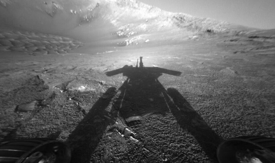 Selvportrett av Opportunity, som NASA kalte «meg og skyggen min». Her er kjøretøyet på vei lenger inn i Endurance-krateret tidligere i oppdraget.