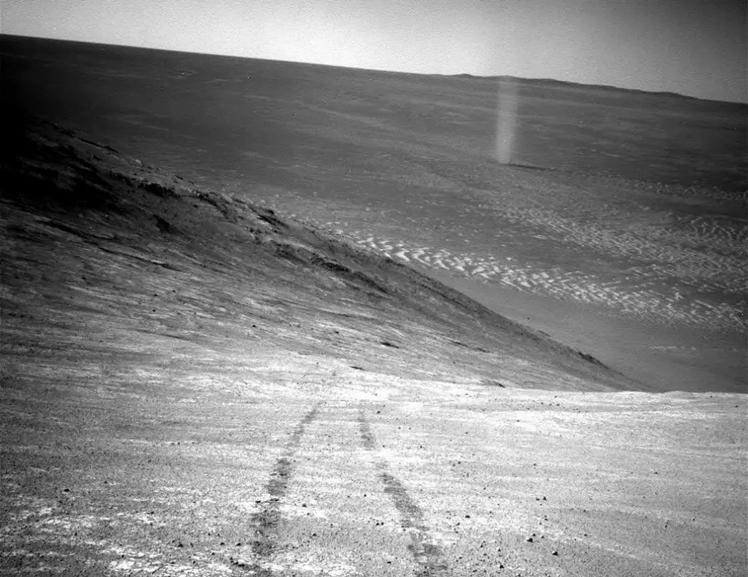 En enslig sandvirvelvind spinner forbi utsikten til Opportunity i 2016. Da hadde roveren reist i 12 år på Mars-overflaten.