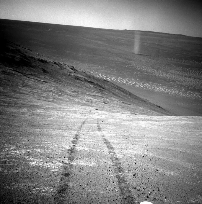 En enslig sandvirvelvind spinner forbi utsikten til Opportunity i 2016. Da hadde roveren reist i 12 år på Mars-overflaten.