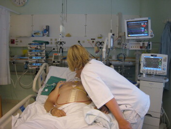 En sykepleier forsøker å få kontakt med en pasient på intensivavdelingen. Det er en typisk hendelse som blir beskrevet i dagboken. (Foto: Sissel Lisa Storli) En sykepleier forsøker å få kontakt med en pasient på intensivavdelingen. Det er en typisk hendelse som blir beskrevet i dagboken. (Foto: Sissel Lisa Storli)