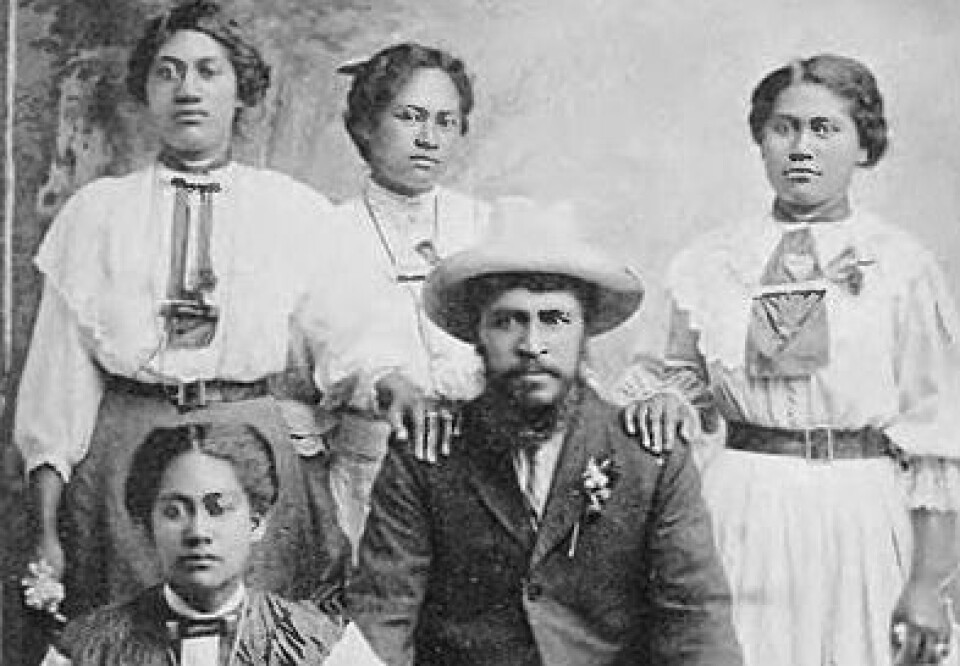 Da dette bildet ble tatt i 1913, av en profet ved navn Rua Kenana sammen med fire av hans koner, var samlivsformen polygami litt mer vanlig enn den er i dag. (Foto: J.Macqaurters/WikimediaCommons)