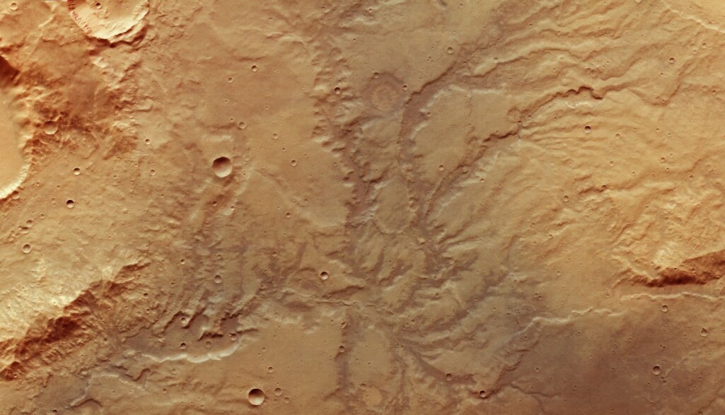 Bilder fra romsonder viser at det er mange strukturer på mars-overflaten som ser ut til å ha blitt gravd ut av elver, sjøer og flom. Bilder fra romsonder viser at det er mange strukturer på mars-overflaten som ser ut til å ha blitt gravd ut av elver, sjøer og flom.