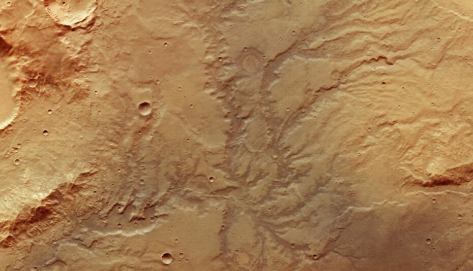 Bilder fra romsonder viser at det er mange strukturer på mars-overflaten som ser ut til å ha blitt gravd ut av elver, sjøer og flom.