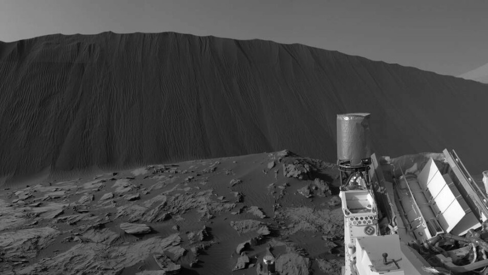 Curiosity nærmer seg en høy sanddyne.
