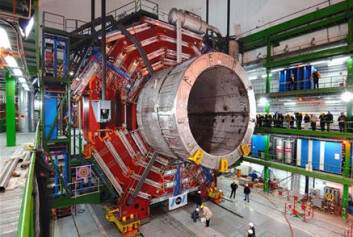 "Det er ikke småtteri som skal til for å registrere muoner. Her monteres den delen detektoren som skal registrere disse partiklene. (Foto: CERN)" "Det er ikke småtteri som skal til for å registrere muoner. Her monteres den delen detektoren som skal registrere disse partiklene. (Foto: CERN)"