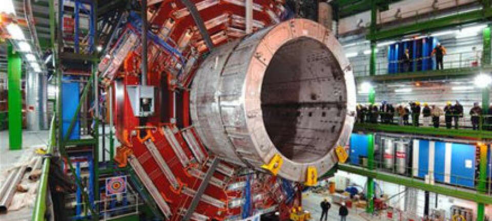 "Det er ikke småtteri som skal til for å registrere muoner. Her monteres den delen detektoren som skal registrere disse partiklene. (Foto: CERN)"