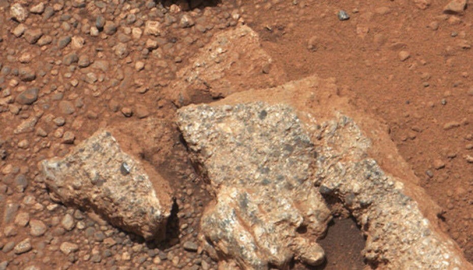 Steinene og den sprukne bakken er en del av et uttørket elveleie, mener forskere.