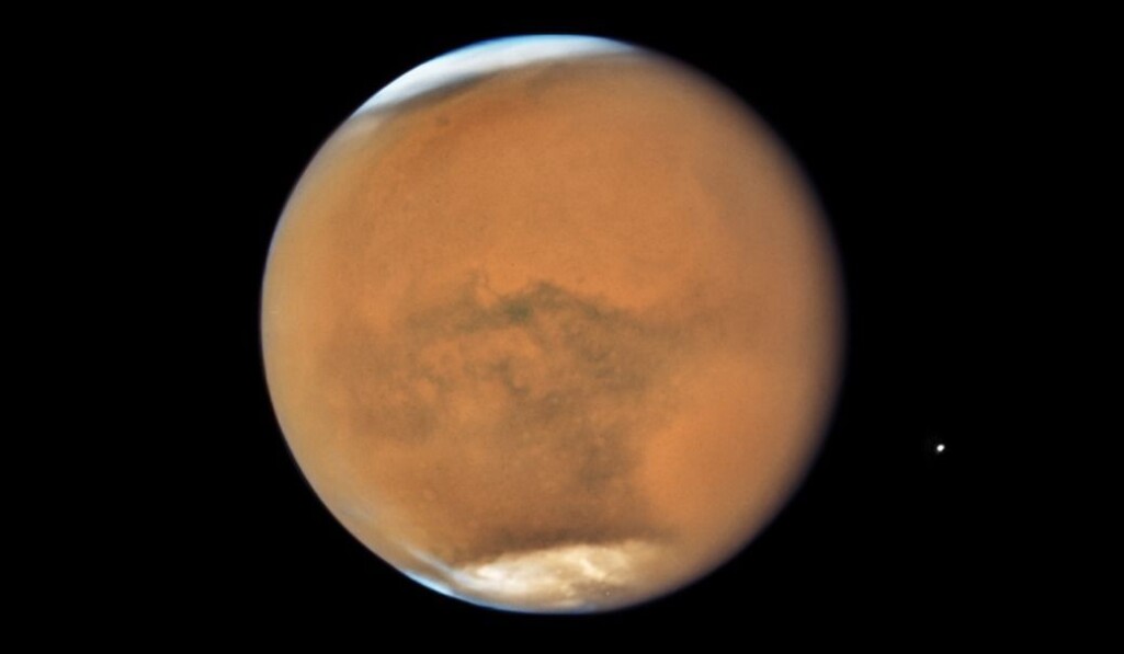 Sandstormen i 2018 farget planeten dus-oransje. Bildet er tatt av Hubble-teleskopet. Sandstormen i 2018 farget planeten dus-oransje. Bildet er tatt av Hubble-teleskopet.