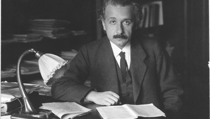 Einstein var også teoretisk motivert da han utviklet relativitetsteorien, ifølge Karen Crowther. Einstein var også teoretisk motivert da han utviklet relativitetsteorien, ifølge Karen Crowther.