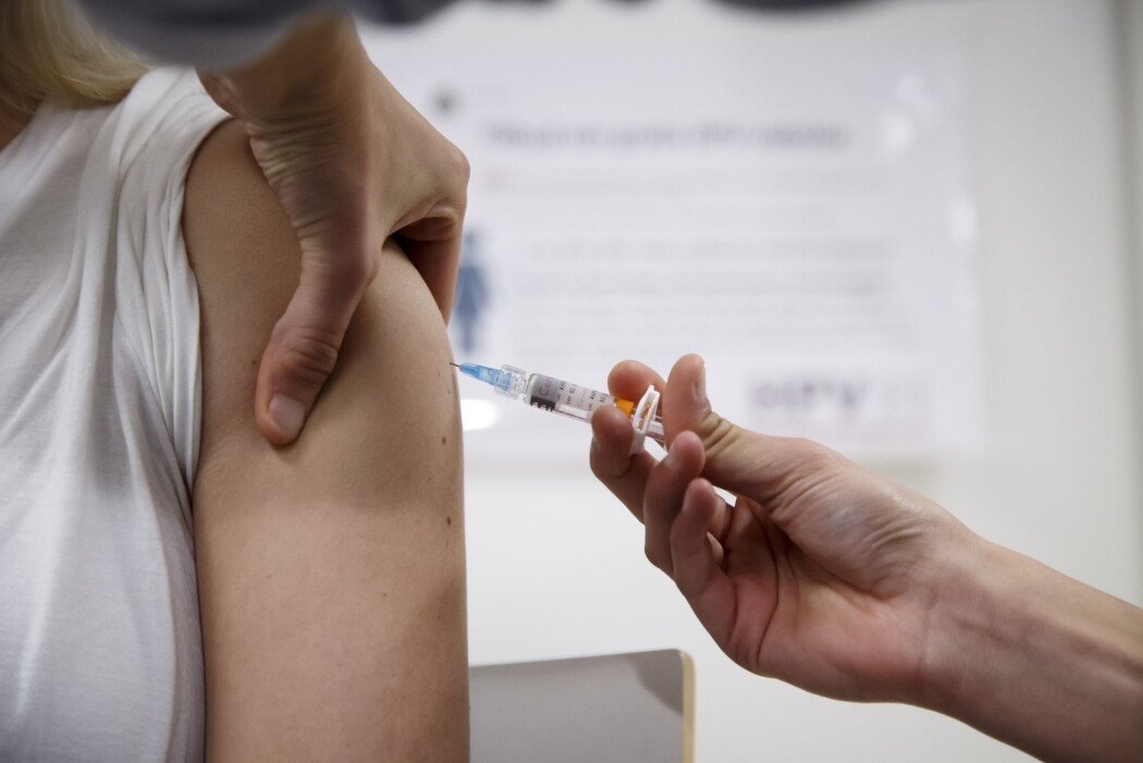 En fersk studie viser at norske kvinner og jenter ikke er like godt beskyttet mot følgene av HPV-smitte som de danske, ettersom Danmark innførte såkalt innhentingsvaksinering tidligere. En fersk studie viser at norske kvinner og jenter ikke er like godt beskyttet mot følgene av HPV-smitte som de danske, ettersom Danmark innførte såkalt innhentingsvaksinering tidligere.