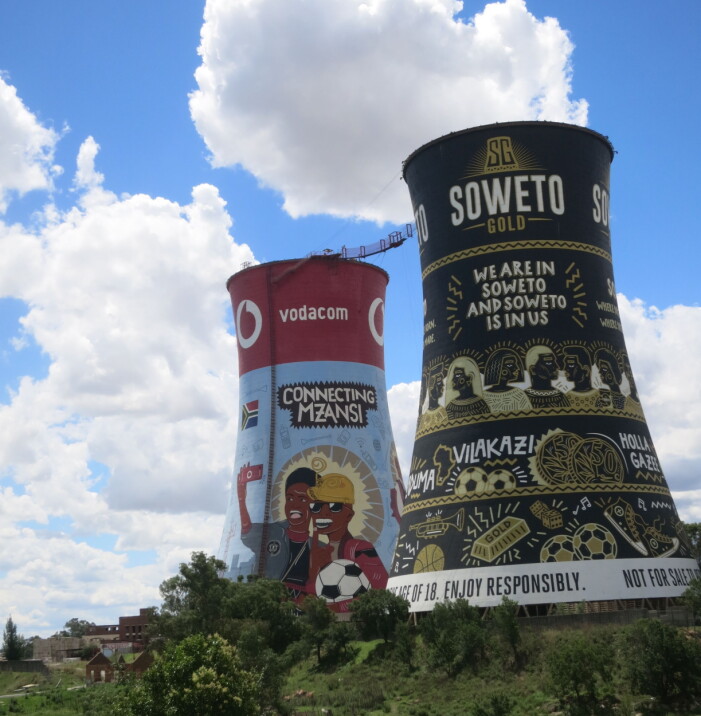Soweto Towers har blitt et landemerke i Soweto, og en populær destinasjon for turister. Her kan du hoppe i strikk, i fritt fall, ta zipline eller klatre opp på utsiden. Soweto Towers har blitt et landemerke i Soweto, og en populær destinasjon for turister. Her kan du hoppe i strikk, i fritt fall, ta zipline eller klatre opp på utsiden.