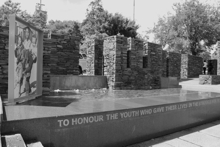 Hector Pieterson var 12 år gammel da han ble skutt og drept av polititet under Soweto-opprøret. Bildet av at han blir båret gjennom Soweto sine gater gikk verden rundt og har blitt selve symbolet på opprøret. Mellom 150 og 700 ble drept i opprøret. På grunn av politiets forsøk på å dekke over hendelsen er det uklart hvor mange som faktisk døde Hector Pieterson var 12 år gammel da han ble skutt og drept av polititet under Soweto-opprøret. Bildet av at han blir båret gjennom Soweto sine gater gikk verden rundt og har blitt selve symbolet på opprøret. Mellom 150 og 700 ble drept i opprøret. På grunn av politiets forsøk på å dekke over hendelsen er det uklart hvor mange som faktisk døde