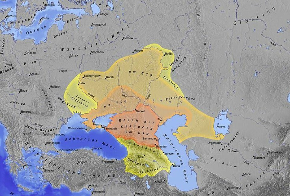 Det markerte området på dette kartet viser khazarenes rike, og er et av de områdene der arabiske reisende forfattere beskriver å ha møtt vikinger. (Foto: (Bilde: Wikimedia Creative Commons))