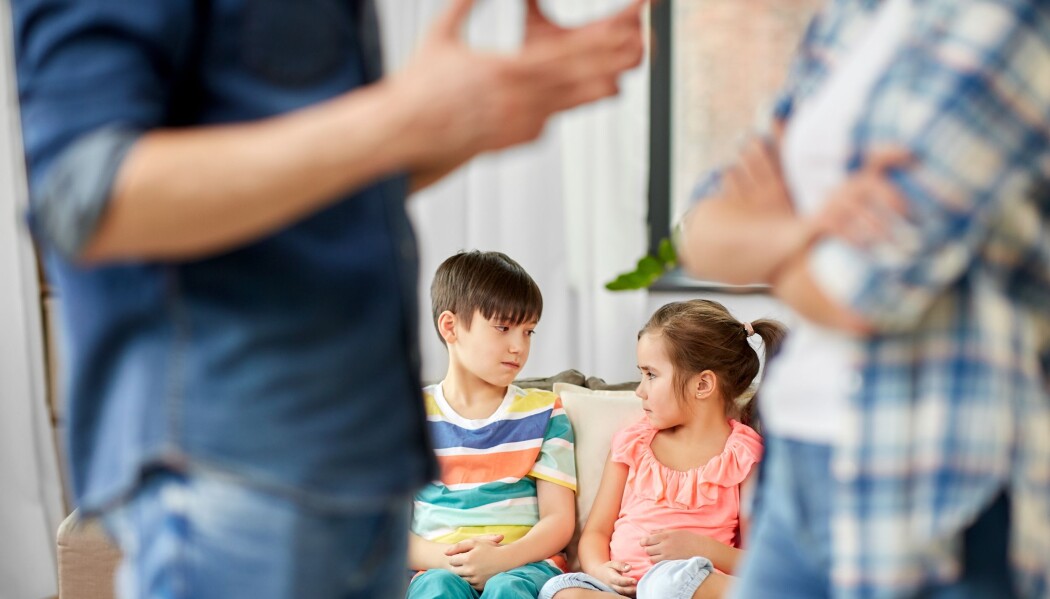 Mange bor iitt hos begge foreldre hvis foreldrene skilles. Mange flere gjør det nå enn før. Mange bor iitt hos begge foreldre hvis foreldrene skilles. Mange flere gjør det nå enn før.