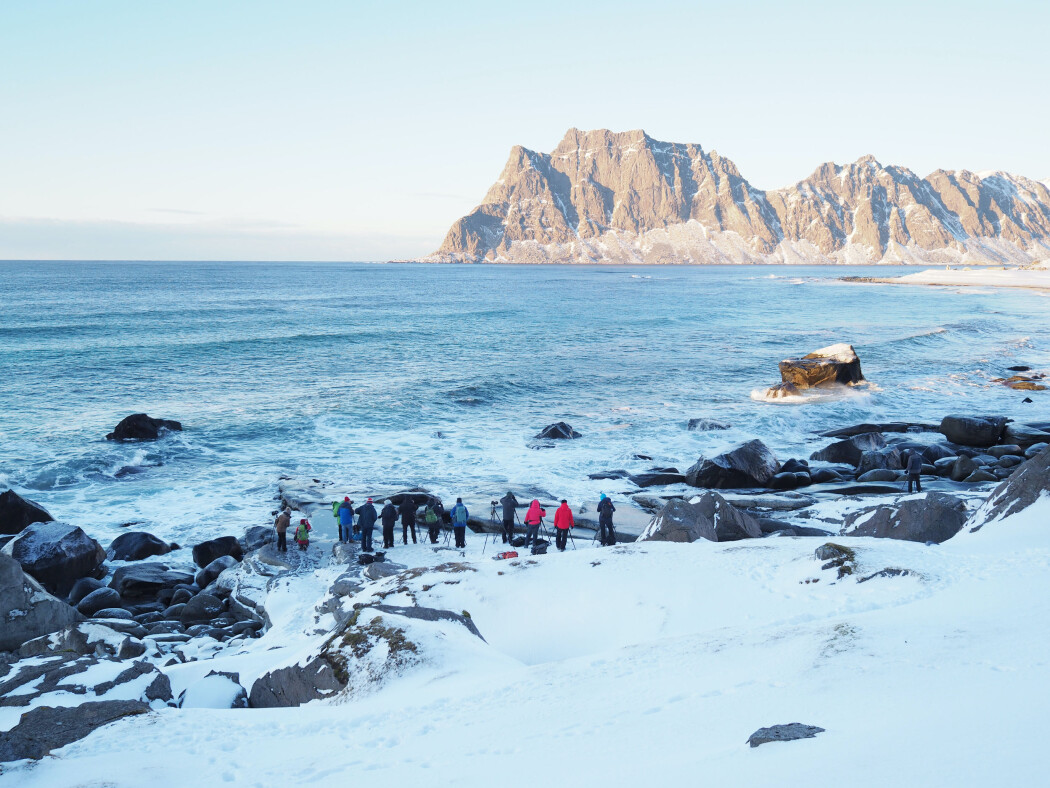 Det siste tiåret har vi sett en markant økning i antall turister som velger Lofoten som reisemål. De tre siste årene har det også kommet stadig flere vinterturister til Lofoten. Selv på de kaldeste og mest forblåste dagene i mars står de og fotograferer det som tidligere var et overlevelseslandskap. Her på Uttakleiv. Det siste tiåret har vi sett en markant økning i antall turister som velger Lofoten som reisemål. De tre siste årene har det også kommet stadig flere vinterturister til Lofoten. Selv på de kaldeste og mest forblåste dagene i mars står de og fotograferer det som tidligere var et overlevelseslandskap. Her på Uttakleiv.