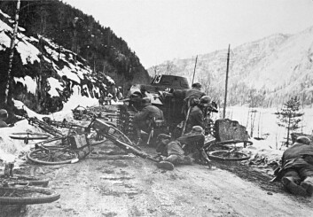 Tyske soldater angripes i Oppland den 18. april 1940. Samtidig jobber norske bedriftsledere med planer som vil hjelpe den tyske krigsmakta. (Foto: Wikimedia Commons) Tyske soldater angripes i Oppland den 18. april 1940. Samtidig jobber norske bedriftsledere med planer som vil hjelpe den tyske krigsmakta. (Foto: Wikimedia Commons)
