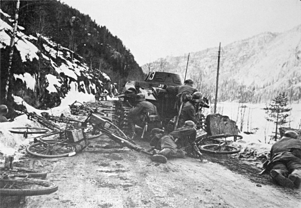 Tyske soldater angripes i Oppland den 18. april 1940. Samtidig jobber norske bedriftsledere med planer som vil hjelpe den tyske krigsmakta. (Foto: Wikimedia Commons)