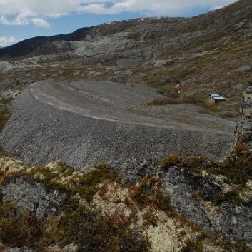 Steintippen ved Nedre Skålavatnet i Luster kommune i Sogn og Fjordane vises fremdeles godt i terrenget til tross for at den ble anlagt i 1960. (Foto: Knut Rydgren) Steintippen ved Nedre Skålavatnet i Luster kommune i Sogn og Fjordane vises fremdeles godt i terrenget til tross for at den ble anlagt i 1960. (Foto: Knut Rydgren)