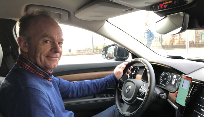 Ivar Hansen er en av hybridbilsjåførene som har testet ut digital "veiprising" i seks uker. Mobilskjermen til høyre for rattet gir beskjed når han nærmer seg en lavutslippssone. Bruker han bensinmotor i lavutslippssonen, må han betale en kilometeravgift, hvis han bytter til elektrisk drift, er det gratis. Ivar Hansen er en av hybridbilsjåførene som har testet ut digital "veiprising" i seks uker. Mobilskjermen til høyre for rattet gir beskjed når han nærmer seg en lavutslippssone. Bruker han bensinmotor i lavutslippssonen, må han betale en kilometeravgift, hvis han bytter til elektrisk drift, er det gratis.
