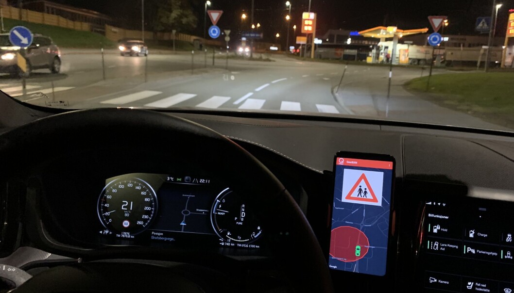 Ny teknologi kan bidra til lavere utslipp og økt sikkerhet på veien. Ved hjelp av sendere og mottakere i bilen sendes informasjon om trafikkregler til biler i området. Slik ser det ut når bilen nærmer seg en skole. Ny teknologi kan bidra til lavere utslipp og økt sikkerhet på veien. Ved hjelp av sendere og mottakere i bilen sendes informasjon om trafikkregler til biler i området. Slik ser det ut når bilen nærmer seg en skole.