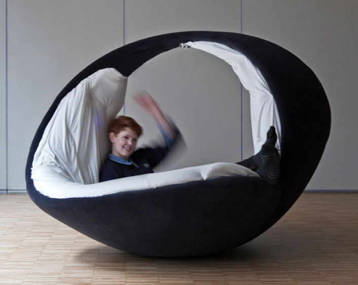 Dette var Unns favoritt. Her testes det eggformede møbelet av en som jobber i prosjektet. (Foto: Rhyme.no) Dette var Unns favoritt. Her testes det eggformede møbelet av en som jobber i prosjektet. (Foto: Rhyme.no)
