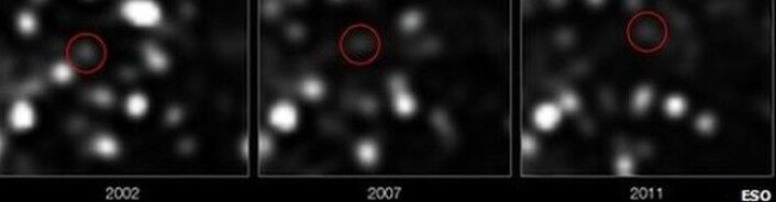 Her ser vi skyen G2, som første ble oppdaga i 2011, på vei mot det sorte hullet. (Foto: ESO) Her ser vi skyen G2, som første ble oppdaga i 2011, på vei mot det sorte hullet. (Foto: ESO)