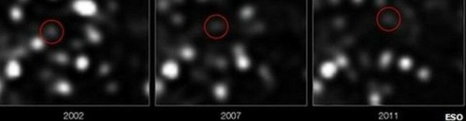 Her ser vi skyen G2, som første ble oppdaga i 2011, på vei mot det sorte hullet. (Foto: ESO)